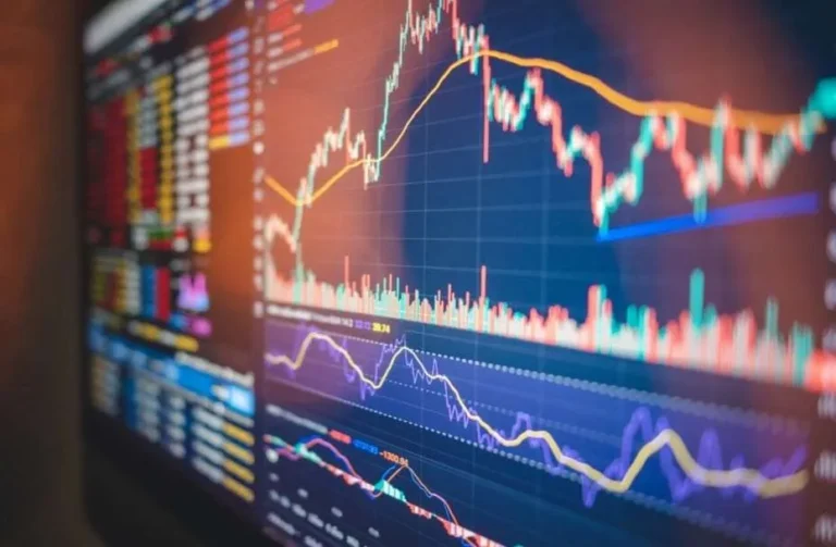 Why Experience Often Leads to Simpler Approaches in Indices Trading